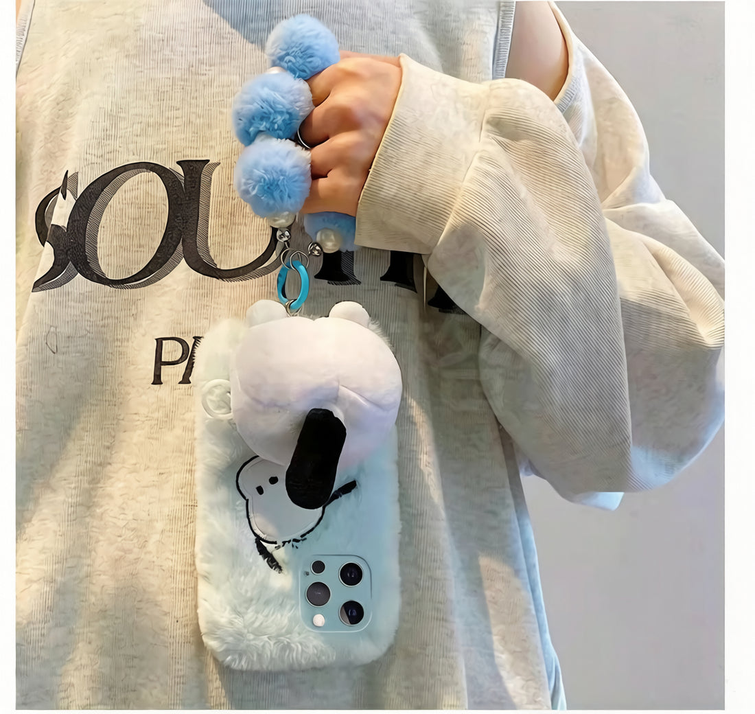 ふわふわのパチャ犬スマホケース（スタンド付き）。しっぽを回してストレス解消。