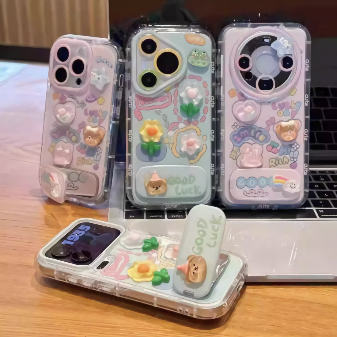 立体フラワー柄のクマとリンゴのiPhone 17 Proケース（iPhone 14にも対応）