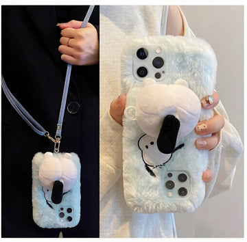 ふわふわのパチャ犬スマホケース（スタンド付き）。しっぽを回してストレス解消。